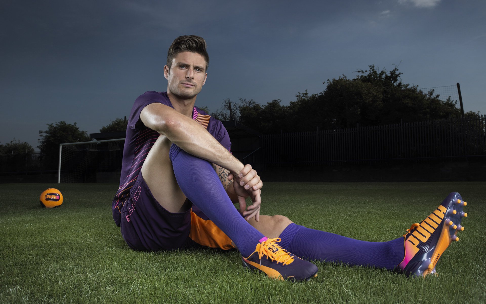 在一次经典对决中，库里连续两节投中九个三分球，带领勇士轻松取胜！